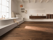 Plancher en bois véritable dans la salle de bains avec façades d'armoires en parquet assorties.